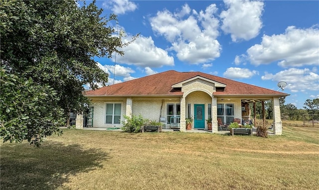 view of front of property featuring covered porch and a front lawn