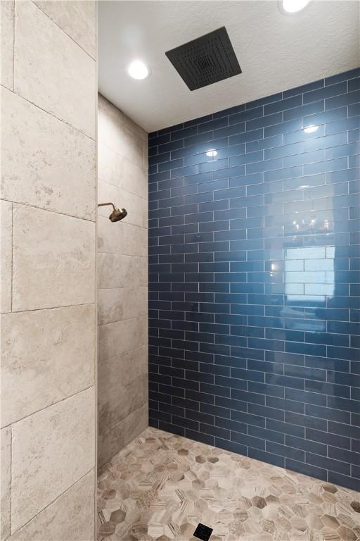 bathroom featuring a tile shower