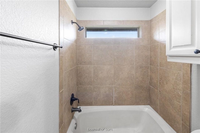 bathroom featuring tiled shower / bath