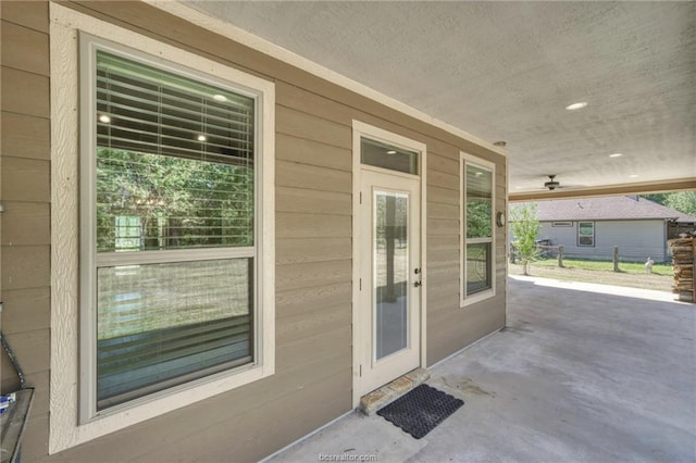 property entrance featuring a porch