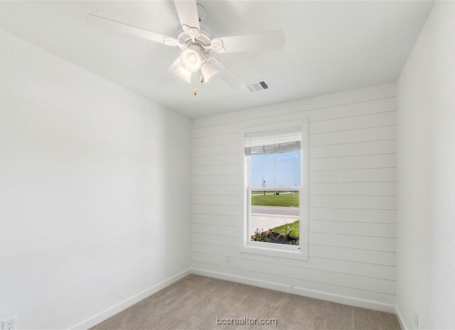 unfurnished room with light carpet and ceiling fan