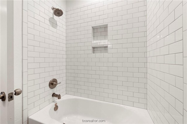 bathroom with tiled shower / bath combo