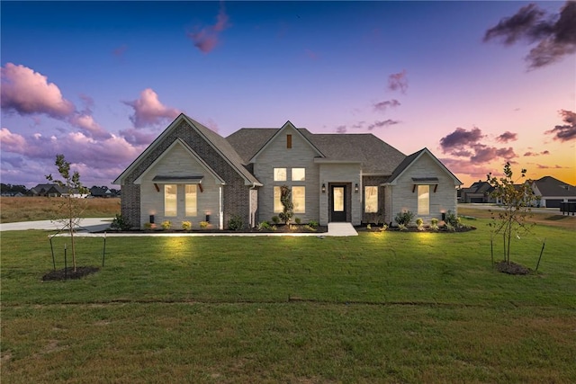 view of front of house featuring a lawn