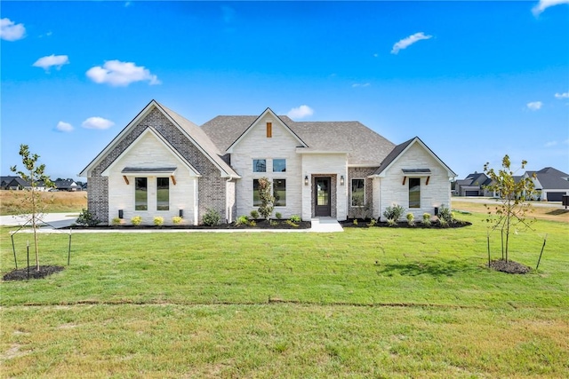 view of front of property featuring a front yard