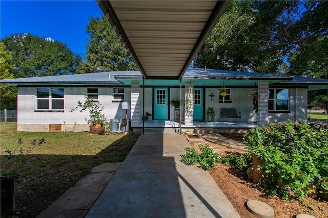 view of front of house with covered porch and a front yard