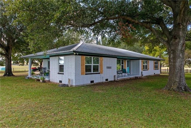 view of front of home featuring a front yard