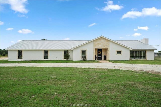 single story home with a front yard