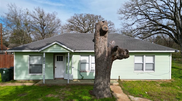 bungalow-style house featuring a front lawn