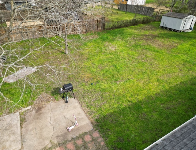 view of yard featuring a storage shed