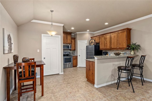 kitchen featuring tasteful backsplash, hanging light fixtures, a kitchen breakfast bar, kitchen peninsula, and stainless steel appliances