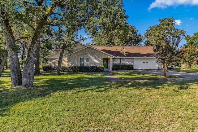 single story home with a front lawn