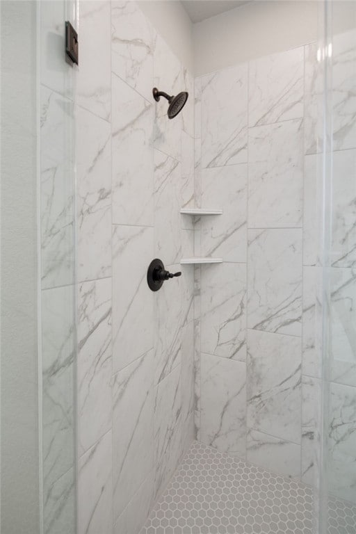 bathroom featuring a tile shower