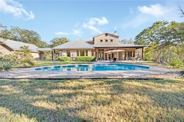 view of swimming pool featuring a lawn