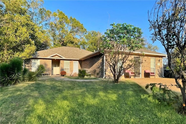 single story home featuring a front lawn