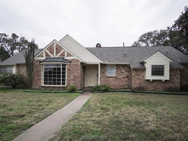 view of front of home featuring a front lawn