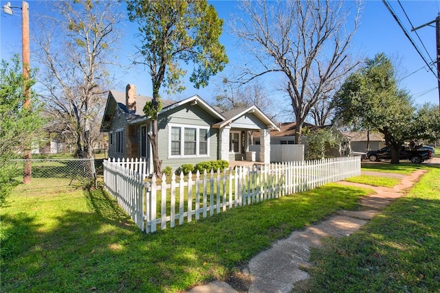 view of front of home featuring a front yard