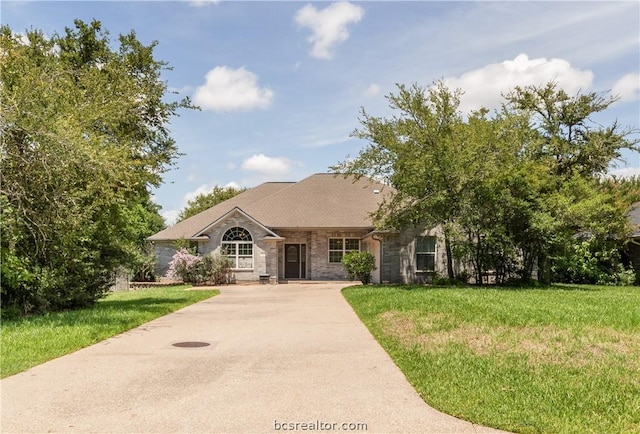 view of front of home featuring a front yard