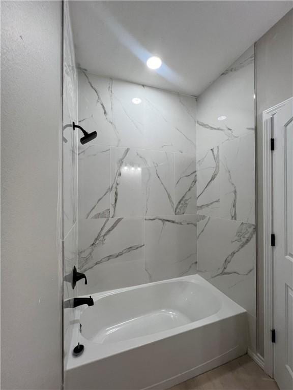 bathroom featuring tiled shower / bath combo