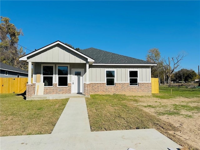 view of front facade with a front yard