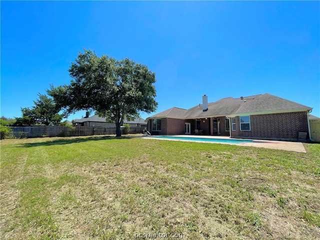 view of yard featuring a fenced in pool