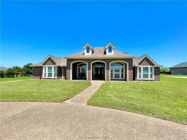 view of front of home featuring a front yard