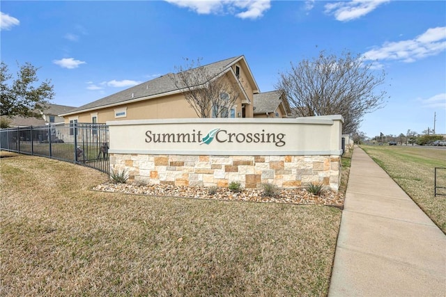 community sign featuring fence and a yard