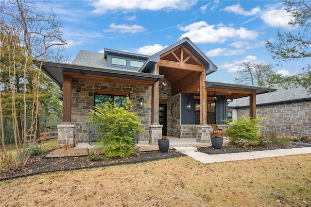 view of front facade featuring a front yard