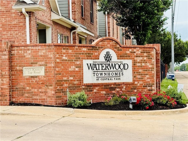view of community / neighborhood sign