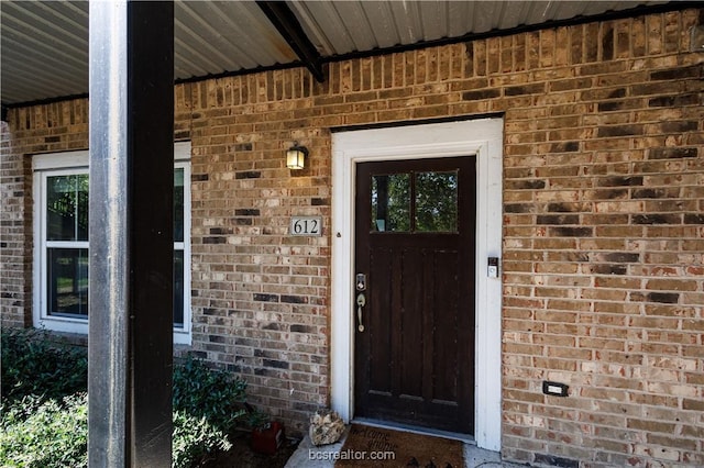 entrance to property featuring a porch