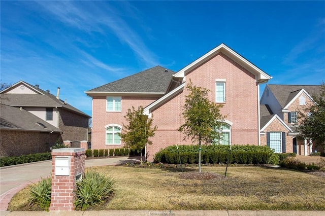 view of front of property featuring a front lawn