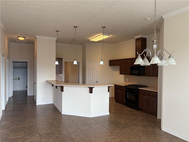 kitchen featuring crown molding, a notable chandelier, a breakfast bar area, and black appliances