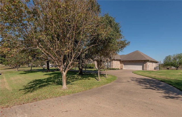 view of front facade featuring a front lawn and a garage