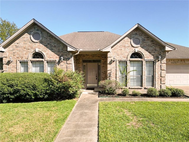 view of front of property featuring a front lawn