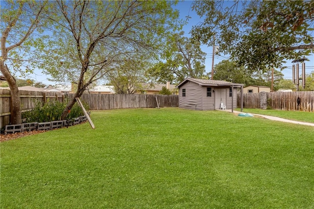 view of yard featuring an outbuilding