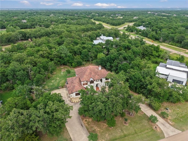 birds eye view of property featuring a forest view