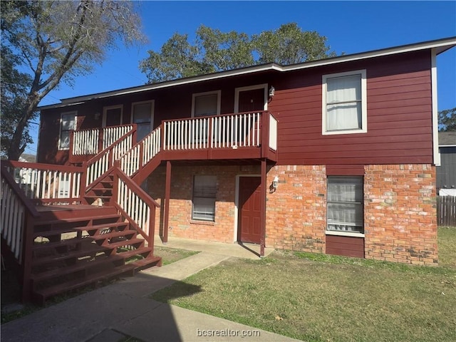 view of front facade featuring a front yard