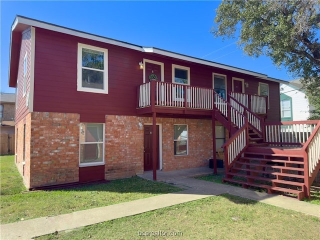 view of front of house with a front lawn