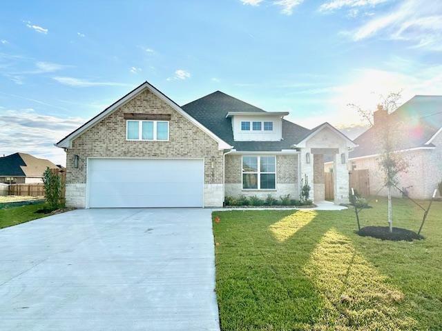 view of front of house featuring a front yard and a garage