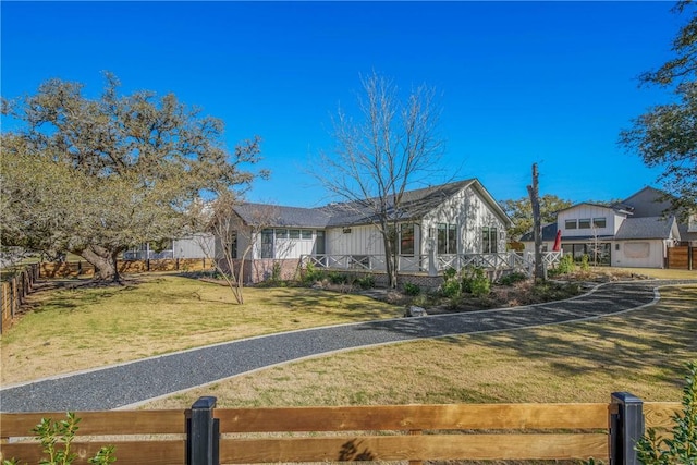 view of front of property featuring a front yard and fence