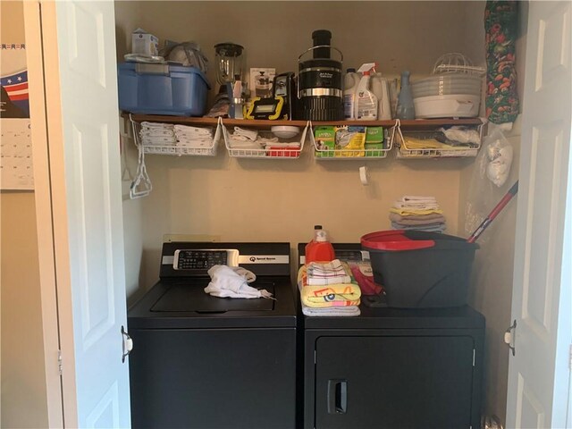 1707 Shawnee St, Navasota, TX 77868 - washroom featuring independent washer and dryer