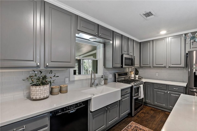 kitchen with a sink, visible vents, appliances with stainless steel finishes, and gray cabinetry