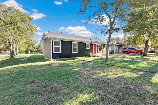 view of front of home featuring a front yard