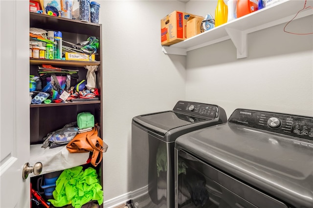 7906 Putter Pl, Navasota, TX 77868 - clothes washing area featuring separate washer and dryer and baseboards