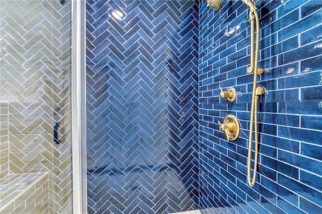 full bathroom featuring a tile shower