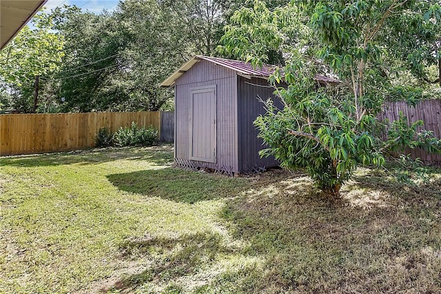 view of outdoor structure with a yard