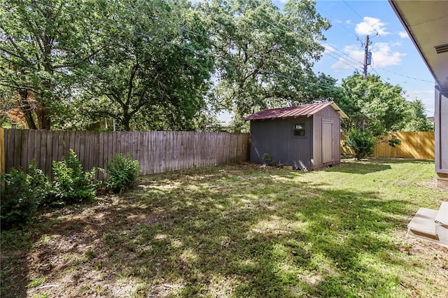 view of yard with a storage shed