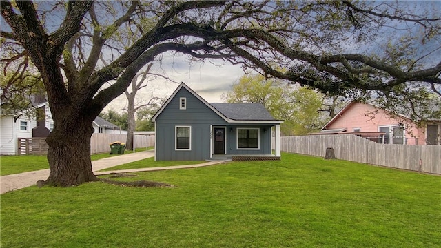 view of front of house featuring a front lawn