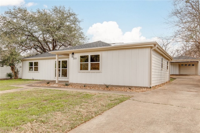 view of front of house with a front lawn