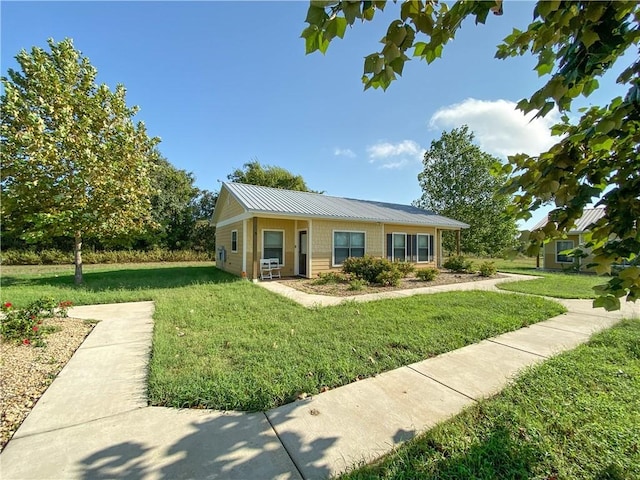 view of front facade featuring a front lawn