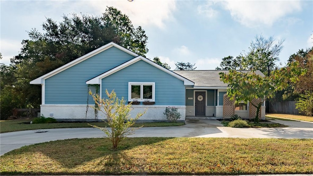 view of front facade featuring a front yard